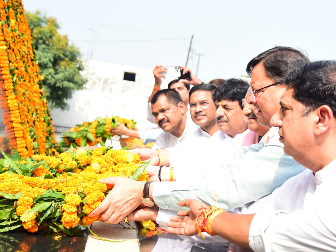 मुख्यमंत्री पुष्कर सिंह धामी शहीद स्थल रामपुर तिराहा मुज्जफरपुर उत्तरप्रदेश में शहीदों को श्रद्धांजलि देते हुए म