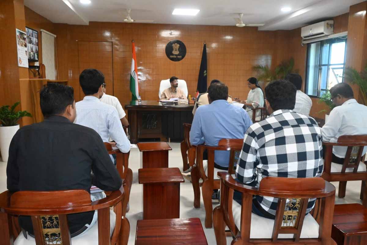 कलेक्टर दीपक सोनी जिला स्तरीय सोशल मीडिया निगरानी समिति की बैठक लेते कलेक्टर दीपक सोनी जिला स्तरीय सोशल मीडिया निगरानी समिति की बैठक लेते