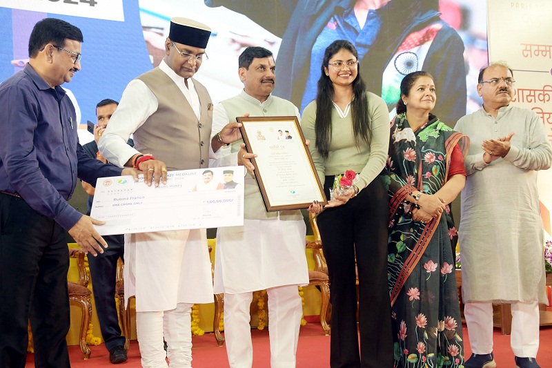 मुख्यमंत्री मोहन यादव खिलाड़ियों को सम्मानित करते हुए मुख्यमंत्री मोहन यादव खिलाड़ियों को सम्मानित करते हुए