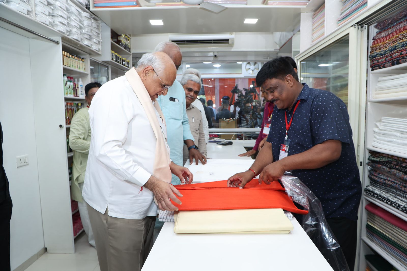 गांधी जयंती पर बुधवार को घाटलोडिया में थलतेज स्थित खादी भंडार से खादी की खरीदारी करते मुख्यमंत्री भूपेन्द्र पटेल।