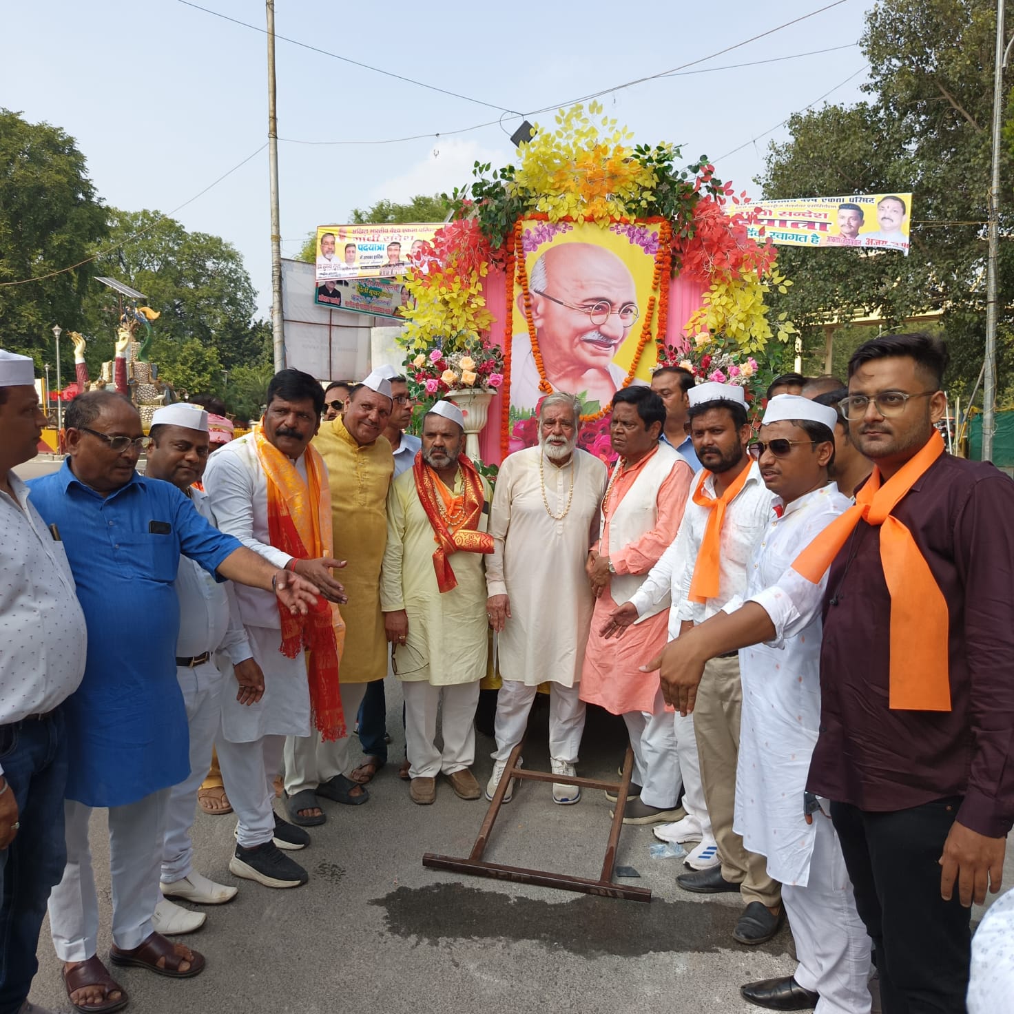 गांधी संदेश पदयात्रा की शुरुआत करते अखिल भारतीय वैश्य एकता परिषद के पदाधिकारी