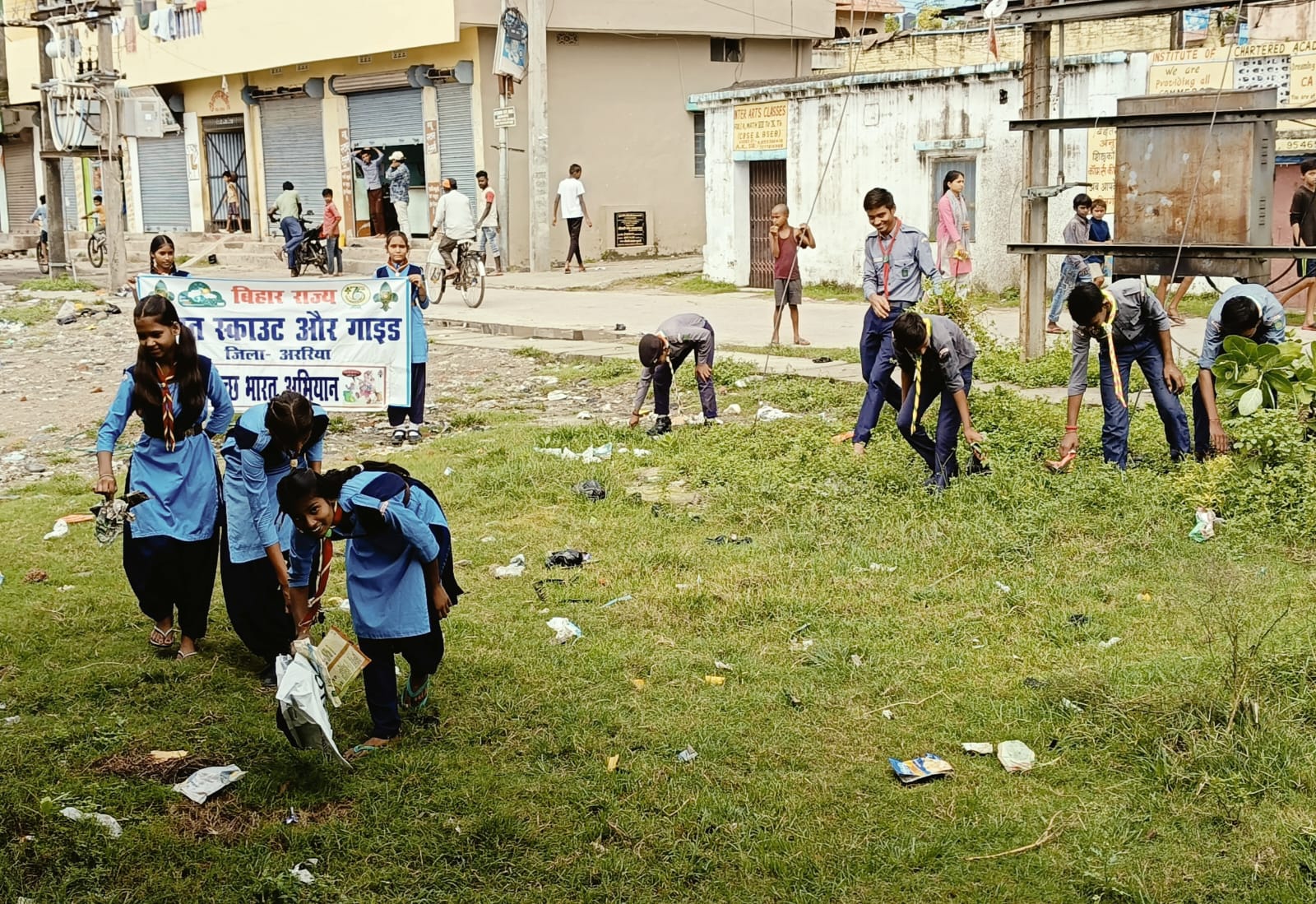 अररिया फोटो:स्काउट गाइड स्वच्छता कार्यक्रम चलाते अररिया फोटो:स्काउट गाइड स्वच्छता कार्यक्रम चलाते