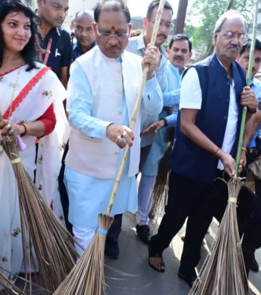 मुख्यमंत्री साय ने सदर बाजार इलाके में लगाया झाडू