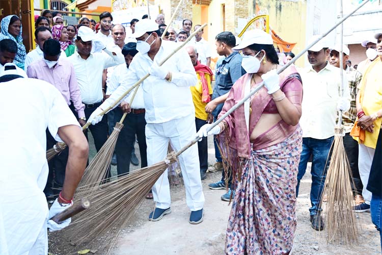 स्वच्छता ही सेवा अभियान के तहत साफ-सफाई श्रम दान