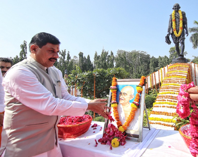 मुख्यमंत्री डॉ . यादव महात्मा गांधी की प्रतिमा पर पुष्प अर्पित करते हुए मुख्यमंत्री डॉ . यादव महात्मा गांधी की प्रतिमा पर पुष्प अर्पित करते हुए
