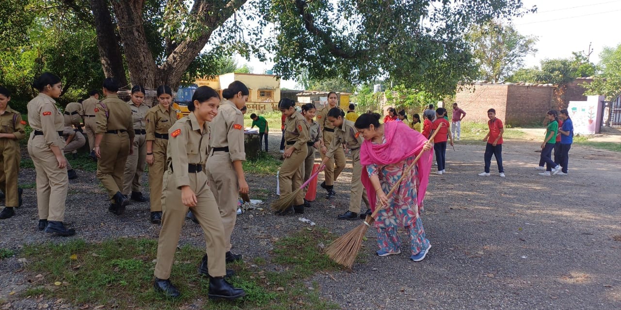 स्वच्छ भारत अभियान के तहत आर्मी पब्लिक स्कूल अखनूर ने सफाई अभियान चलाया