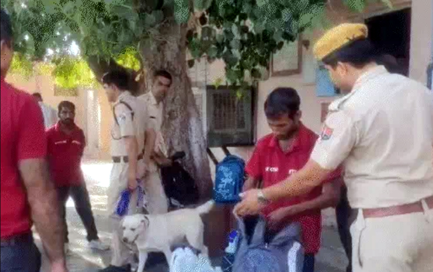 आठ रेलवे स्टेशनों को बम से उड़ाने की धमकी के बाद सुरक्षा बढ़ा, सुरक्षा एजेंसियों को अलर्ट किया : अज्ञात के खिलाफ जीआरपी थाने में मामला दर्ज आठ रेलवे स्टेशनों को बम से उड़ाने की धमकी के बाद सुरक्षा बढ़ा, सुरक्षा एजेंसियों को अलर्ट किया : अज्ञात के खिलाफ जीआरपी थाने में मामला दर्ज