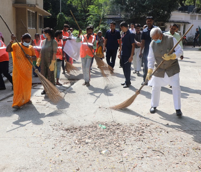राज्यपाल मंगुभाई पटेल ने गांधी जयंती पर राजभवन में सामूहिक स्वच्छता कार्यक्रम में लिया भाग राज्यपाल मंगुभाई पटेल ने गांधी जयंती पर राजभवन में सामूहिक स्वच्छता कार्यक्रम में लिया भाग