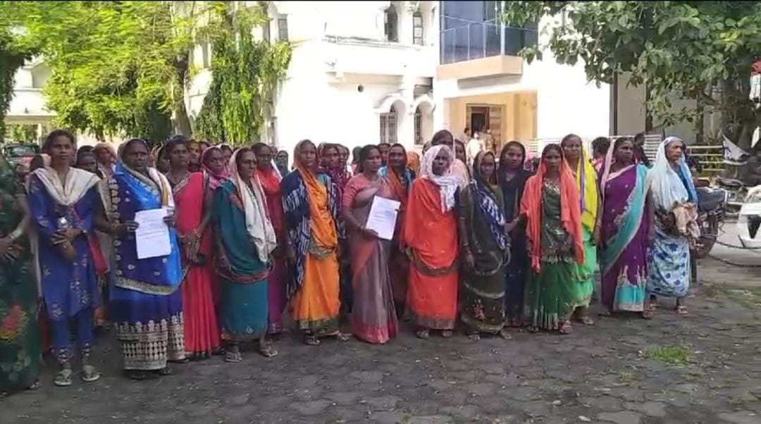 कोरबा में शराब बंदी की मांग: महिलाएं कलेक्टर कार्यालय पहुंची, अवैध शराब के खिलाफ उठाई आवाज कोरबा में शराब बंदी की मांग: महिलाएं कलेक्टर कार्यालय पहुंची, अवैध शराब के खिलाफ उठाई आवाज