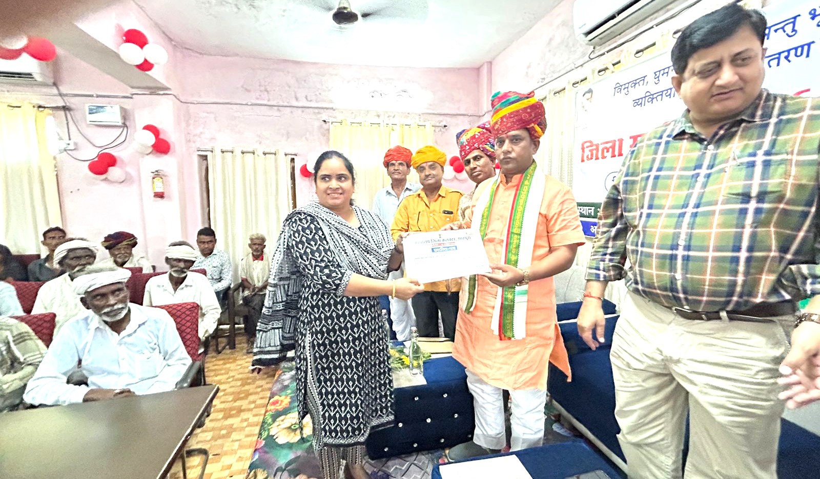 भूखंडहीनों को सरकार ने पट्टे देकर बरसों पुरानी मांग को पुरा किया-विधायक बैरवा