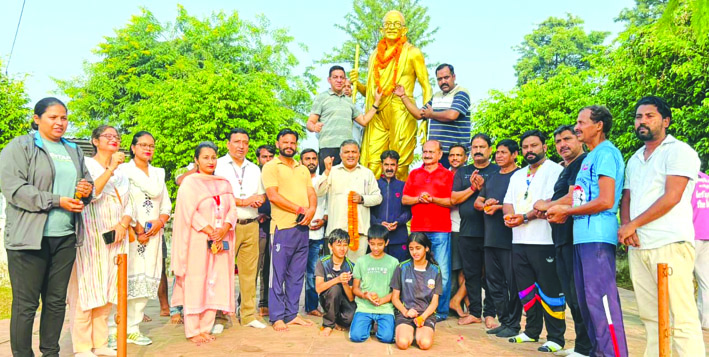 श्रद्धांजलि देते हुए भाजपा नेता श्रद्धांजलि देते हुए भाजपा नेता