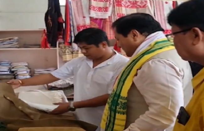 दुकान से खादी परिधानों की खरीदारी करते मंत्री सर्बानंद सोनोवाल दुकान से खादी परिधानों की खरीदारी करते मंत्री सर्बानंद सोनोवाल