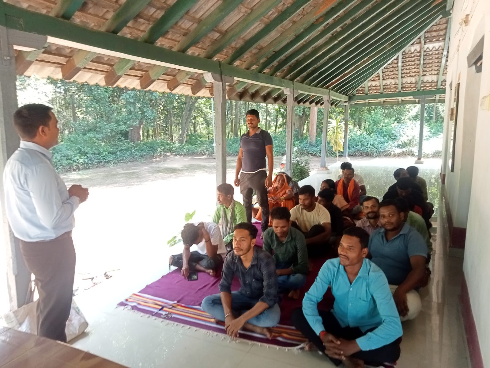 टूरिस्ट गाइड प्रशिक्षण को संबोधित करते हुए प्राशिक्षक। टूरिस्ट गाइड प्रशिक्षण को संबोधित करते हुए प्राशिक्षक।