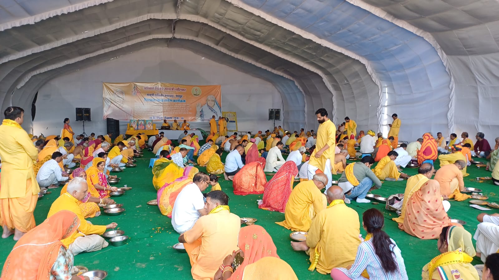 एक हजार से अधिक श्रद्धालुओं ने श्राद्ध तर्पण कर पितरों को दी यज्ञ में आहुतियां एक हजार से अधिक श्रद्धालुओं ने श्राद्ध तर्पण कर पितरों को दी यज्ञ में आहुतियां