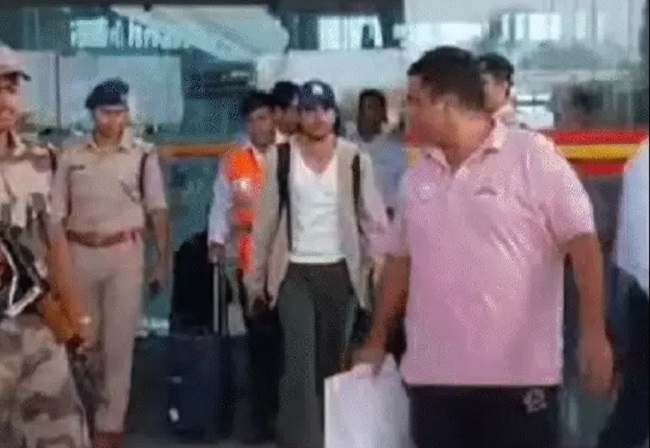 एयरपोर्ट से बाहर निकलते खिलाड़ी एयरपोर्ट से बाहर निकलते खिलाड़ी