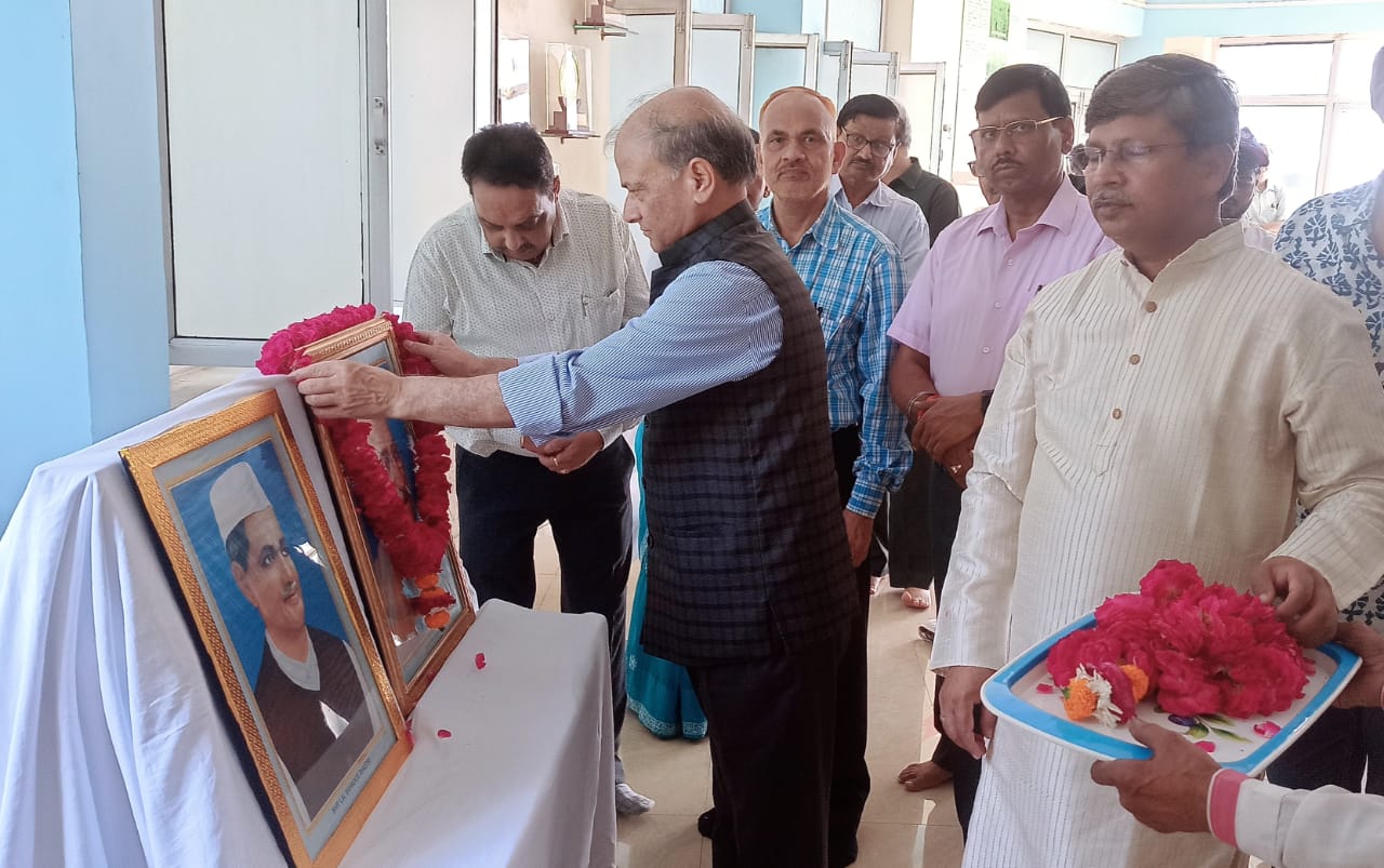 सीएसए में महात्मा गांधी के चित्र पर माल्यार्पण करते कुलपति सीएसए में महात्मा गांधी के चित्र पर माल्यार्पण करते कुलपति
