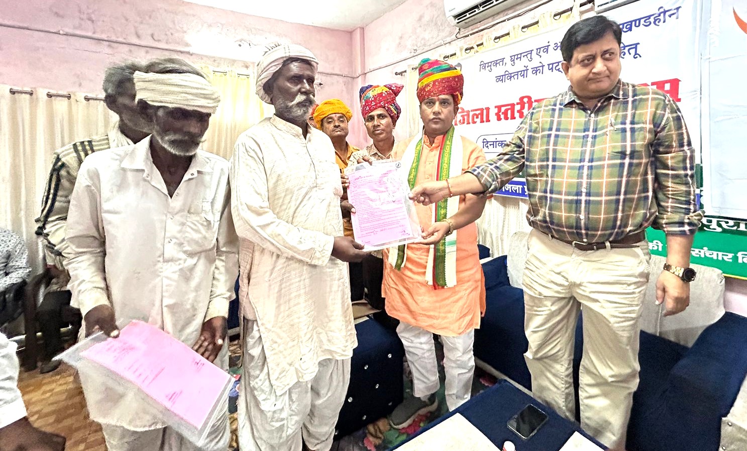 भूखंडहीनों को सरकार ने पट्टे देकर बरसों पुरानी मांग को पुरा किया-विधायक बैरवा 2 भूखंडहीनों को सरकार ने पट्टे देकर बरसों पुरानी मांग को पुरा किया-विधायक बैरवा 2