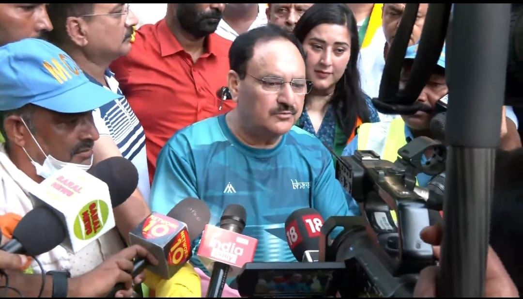 भाजपा अध्यक्ष जे पी नड्डा स्वच्छता अभियान के दौरान मीडिया से बातचीत करते हुए भाजपा अध्यक्ष जे पी नड्डा स्वच्छता अभियान के दौरान मीडिया से बातचीत करते हुए