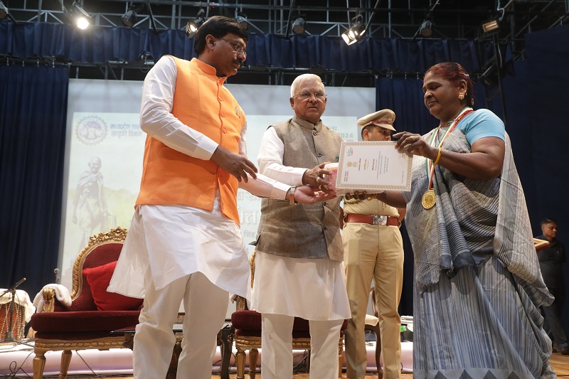 मप्रः राज्यपाल भजन संध्या संत वाणी कार्यक्रम में स्वच्छता सेवियों को सम्मानित करते हुए मप्रः राज्यपाल भजन संध्या संत वाणी कार्यक्रम में स्वच्छता सेवियों को सम्मानित करते हुए