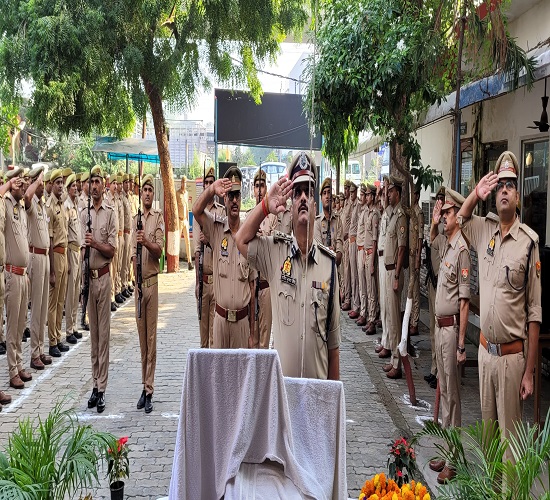 कानपर पुलिस उपायुक्त मध्य दिनेश त्रिपाठी महात्मा गांधी एवं लाल बहादुर शास्त्री के चित्र पर पुष्पार्चन करने का चित्र