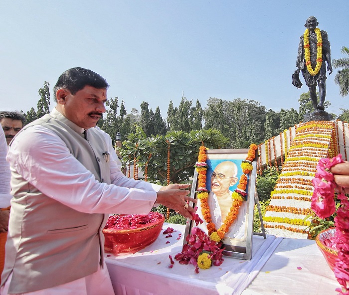 मुख्‍यमंत्री डॉ. मोहन यादव ने महात्मा गांधी की जयंती पर उनकी प्रतिमा पर किया माल्यार्पण