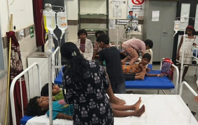 कटघोरा स्थित स्वास्थ्य केंद्र में इलाज के लिए भर्ती छात्राएं कटघोरा स्थित स्वास्थ्य केंद्र में इलाज के लिए भर्ती छात्राएं