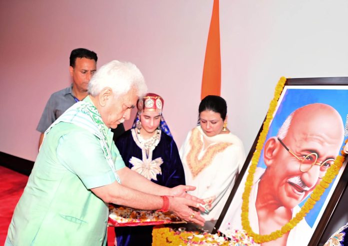 उपराज्यपाल ने लोगों से बापू के दृष्टिकोण को पूरी दुनिया में फैलाने का किया आह्वान उपराज्यपाल ने लोगों से बापू के दृष्टिकोण को पूरी दुनिया में फैलाने का किया आह्वान