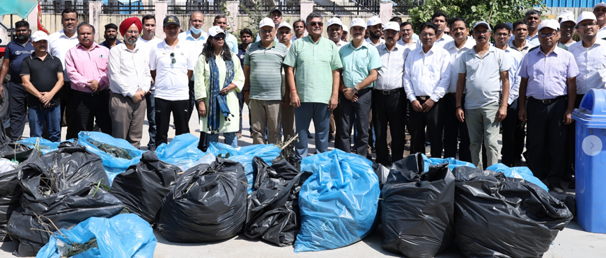 महाप्रबंधक अमिताभ सहित रेलकर्मियों ने जगतपुरा स्टेशन पर किया श्रमदान