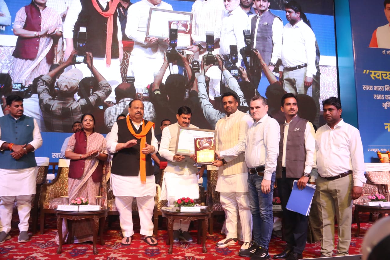 मुख्यमंत्री से पुरस्कृत होते नगर परिषद जैतहरी अध्यक्ष मुख्यमंत्री से पुरस्कृत होते नगर परिषद जैतहरी अध्यक्ष
