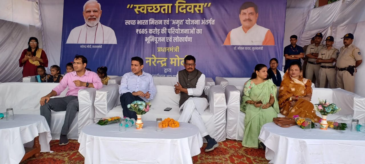 मंच में उपस्थित अतिथि मंच में उपस्थित अतिथि