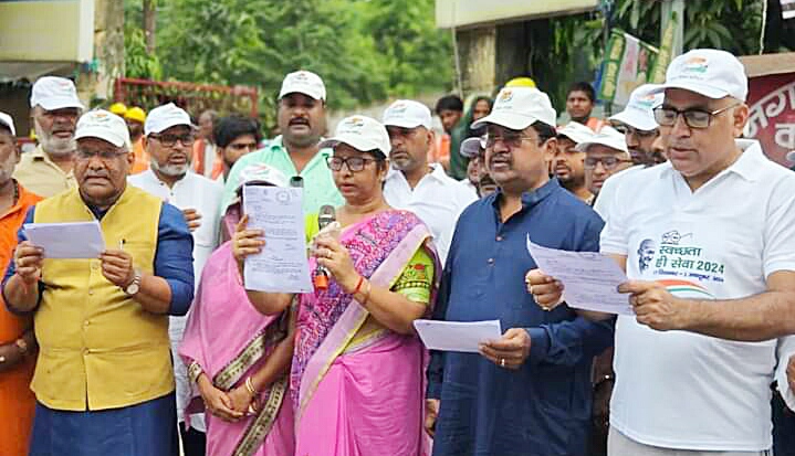 शपथ लेते हुए अधिकारी शपथ लेते हुए अधिकारी