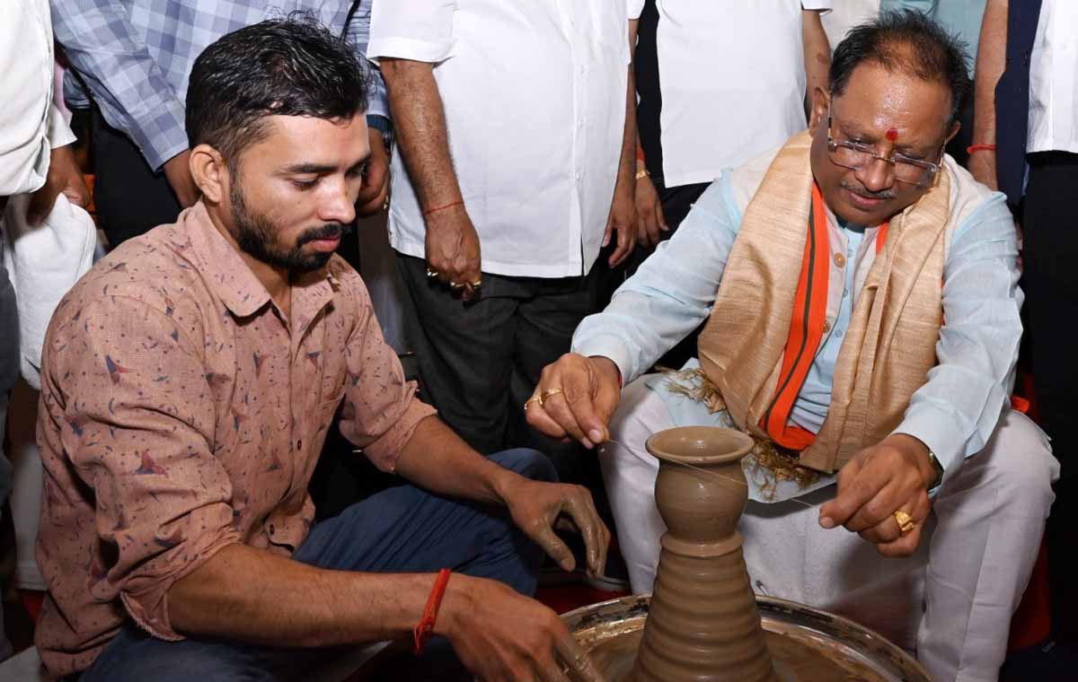 मुख्यमंत्री साय चाक से मिट्टी की कटोरी बनाते मुख्यमंत्री साय चाक से मिट्टी की कटोरी बनाते