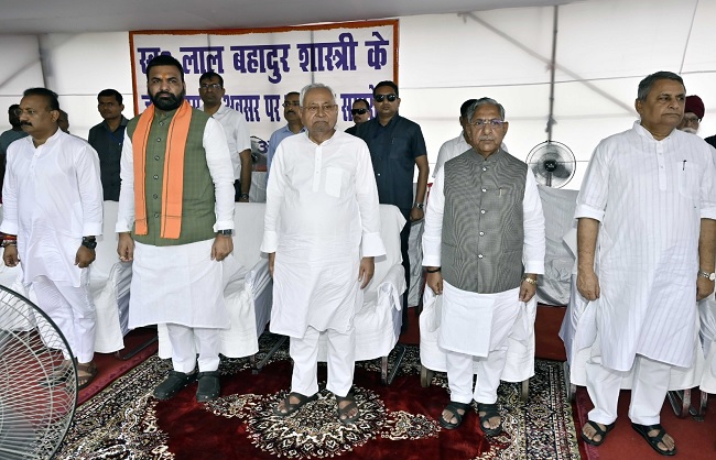 पूर्व प्रधानमंत्री लाल बहादुर शास्त्री की जयंती पर सीएम तथा उनके मंत्रिमंडल के लोगों माल्यार्पण करते पूर्व प्रधानमंत्री लाल बहादुर शास्त्री की जयंती पर सीएम तथा उनके मंत्रिमंडल के लोगों माल्यार्पण करते