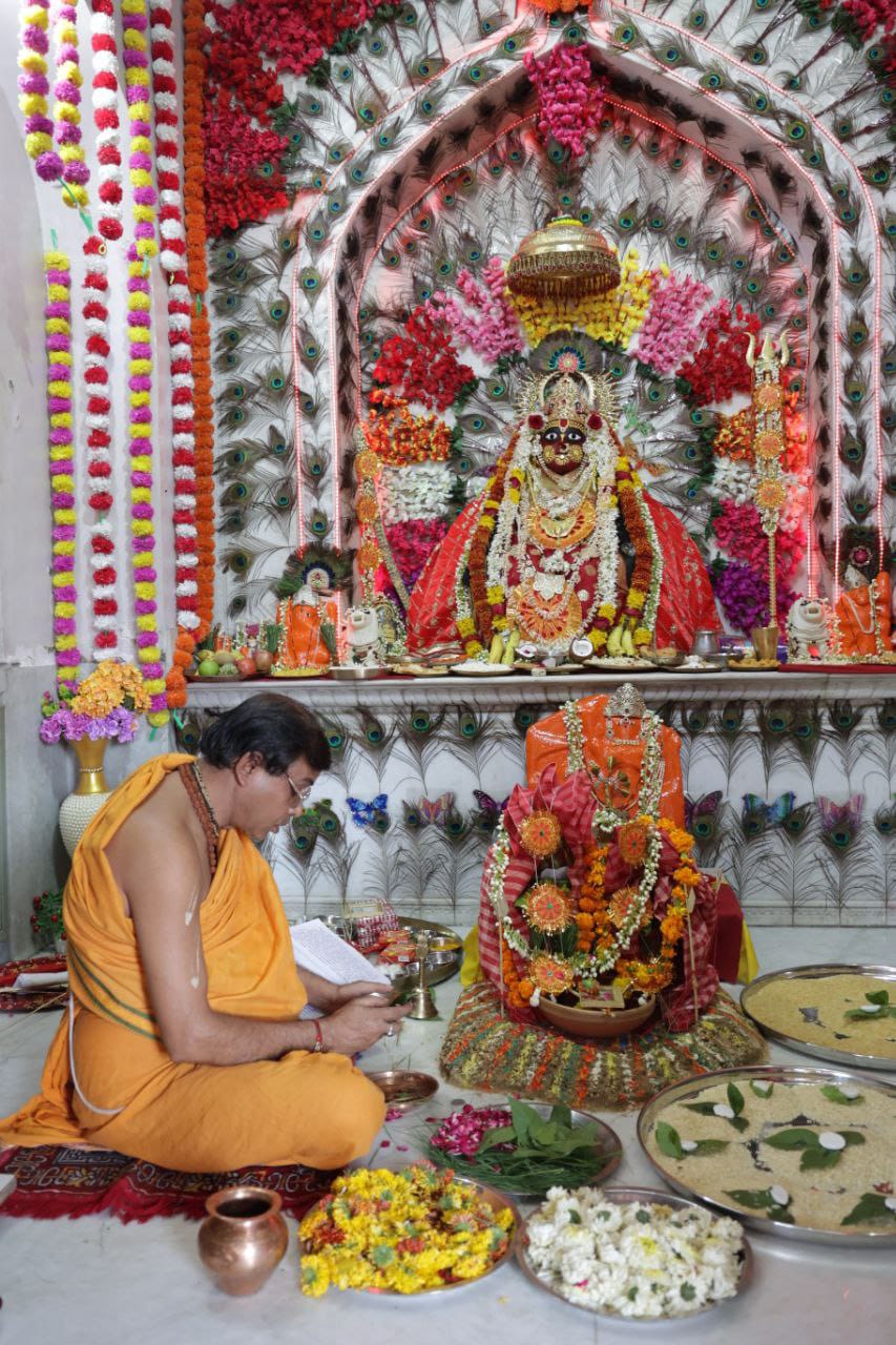 शारदीय नवरात्र गुरुवार से: घर-मंदिरों में होगी घट स्थापना शारदीय नवरात्र गुरुवार से: घर-मंदिरों में होगी घट स्थापना