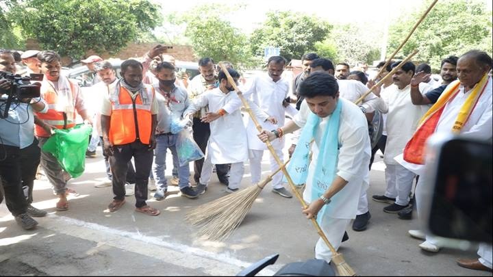 ग्वालियरः केन्द्रीय मंत्री सिंधिया ने इटालियन गार्डन मार्ग पर लगाई झाड़ू ग्वालियरः केन्द्रीय मंत्री सिंधिया ने इटालियन गार्डन मार्ग पर लगाई झाड़ू