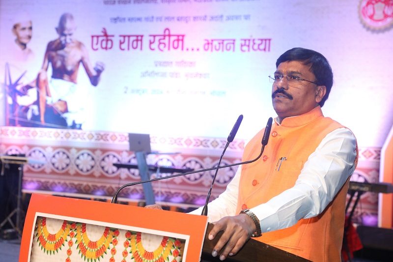 एकै राम रहीम भजन संध्या को संबोधित करते हुए मंत्री लोधी एकै राम रहीम भजन संध्या को संबोधित करते हुए मंत्री लोधी