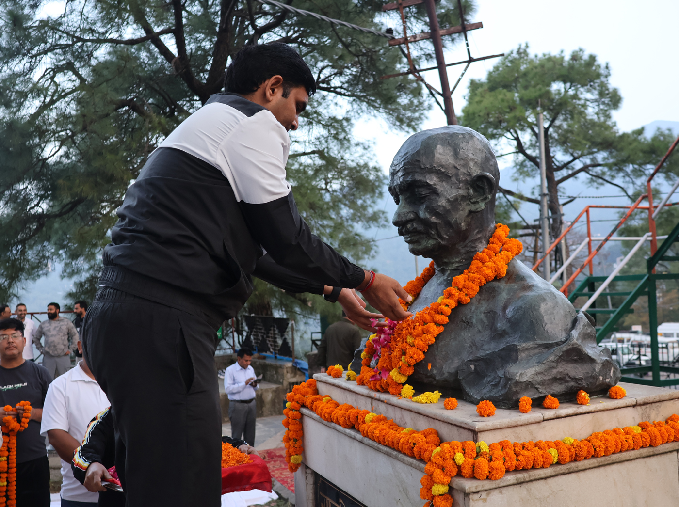 गांधी वाटिका पर महात्मा गांधी की प्रतिमा पर पुष्प अर्पित करते हुए उपायुक्त। गांधी वाटिका पर महात्मा गांधी की प्रतिमा पर पुष्प अर्पित करते हुए उपायुक्त।