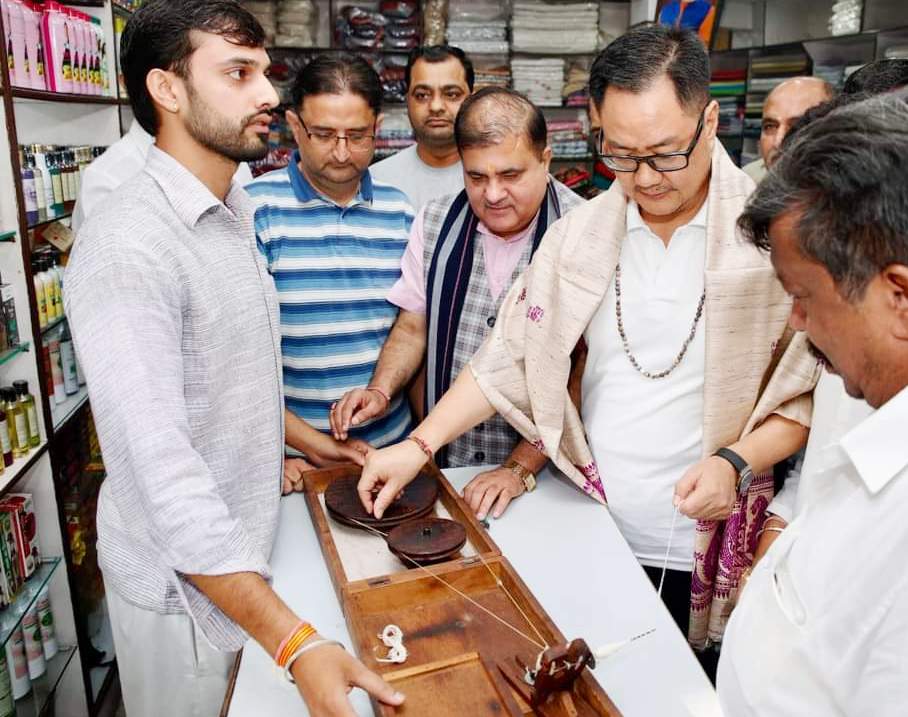 चरखा चलाते केंद्रीय मंत्री किरेन रिजिजू।