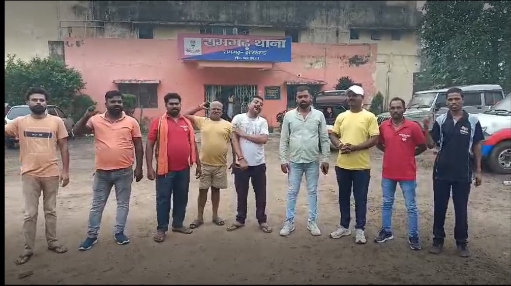 थाना परिसर में मौजूद हिंदू संगठन के सदस्य