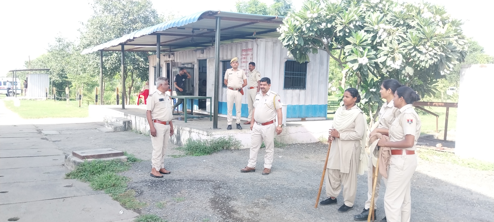 चित्तौड़गढ़ शहर के निकट निंबाहेड़ा हाइवे स्थित टोल पर तैनात पुलिस जाप्ता। चित्तौड़गढ़ शहर के निकट निंबाहेड़ा हाइवे स्थित टोल पर तैनात पुलिस जाप्ता।