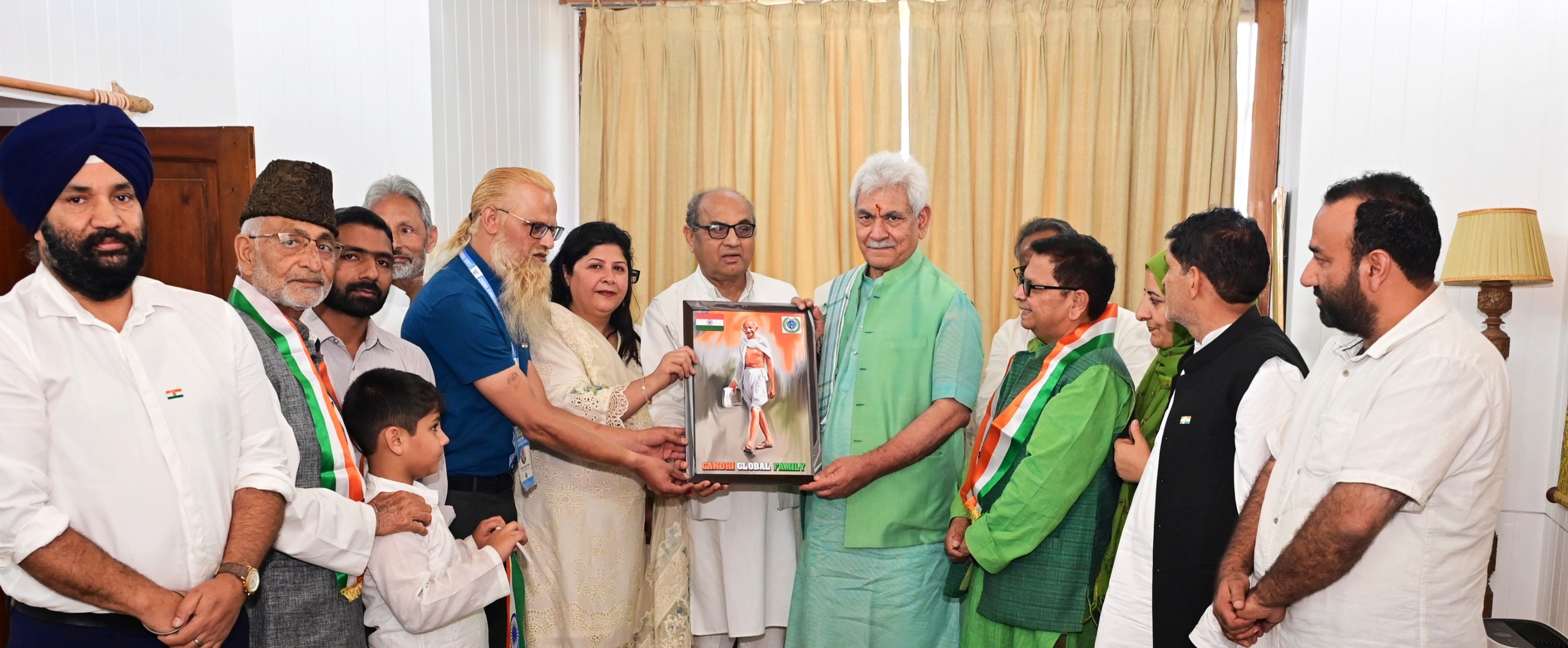 प्रमुख पहाड़ी नेता सैयद मुश्ताक अहमद बुखारी के निधन पर दुख व्यक्त किया गांधी ग्लोबल फैमिली जेएंडके के सदस्यों ने उपराज्यपाल से भेंट की प्रमुख पहाड़ी नेता सैयद मुश्ताक अहमद बुखारी के निधन पर दुख व्यक्त किया गांधी ग्लोबल फैमिली जेएंडके के सदस्यों ने उपराज्यपाल से भेंट की