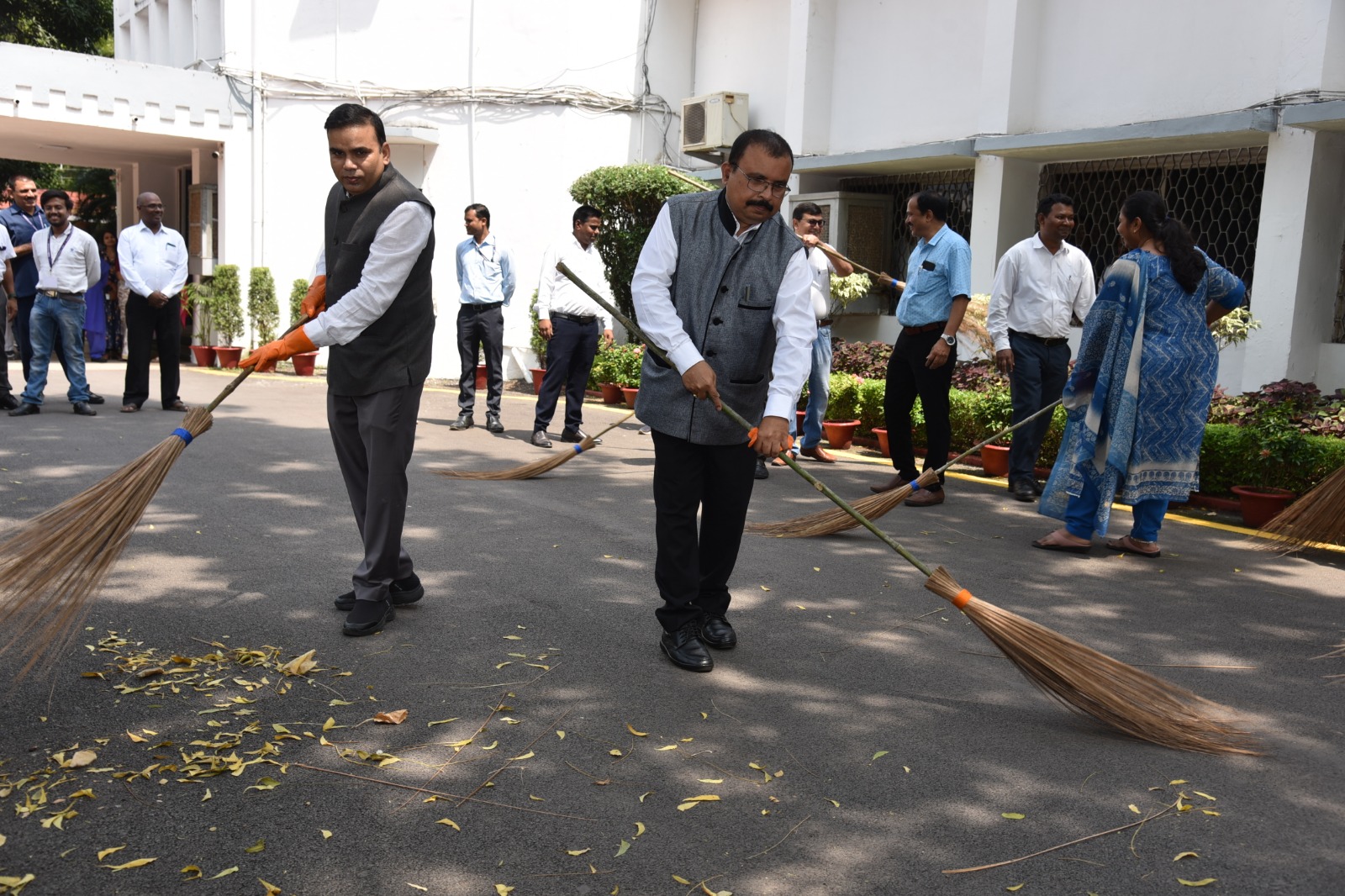 स्वच्छ भारत अभियान के तहत राजभवन परिसर में स्वच्छता अभियान चलाया गया स्वच्छ भारत अभियान के तहत राजभवन परिसर में स्वच्छता अभियान चलाया गया