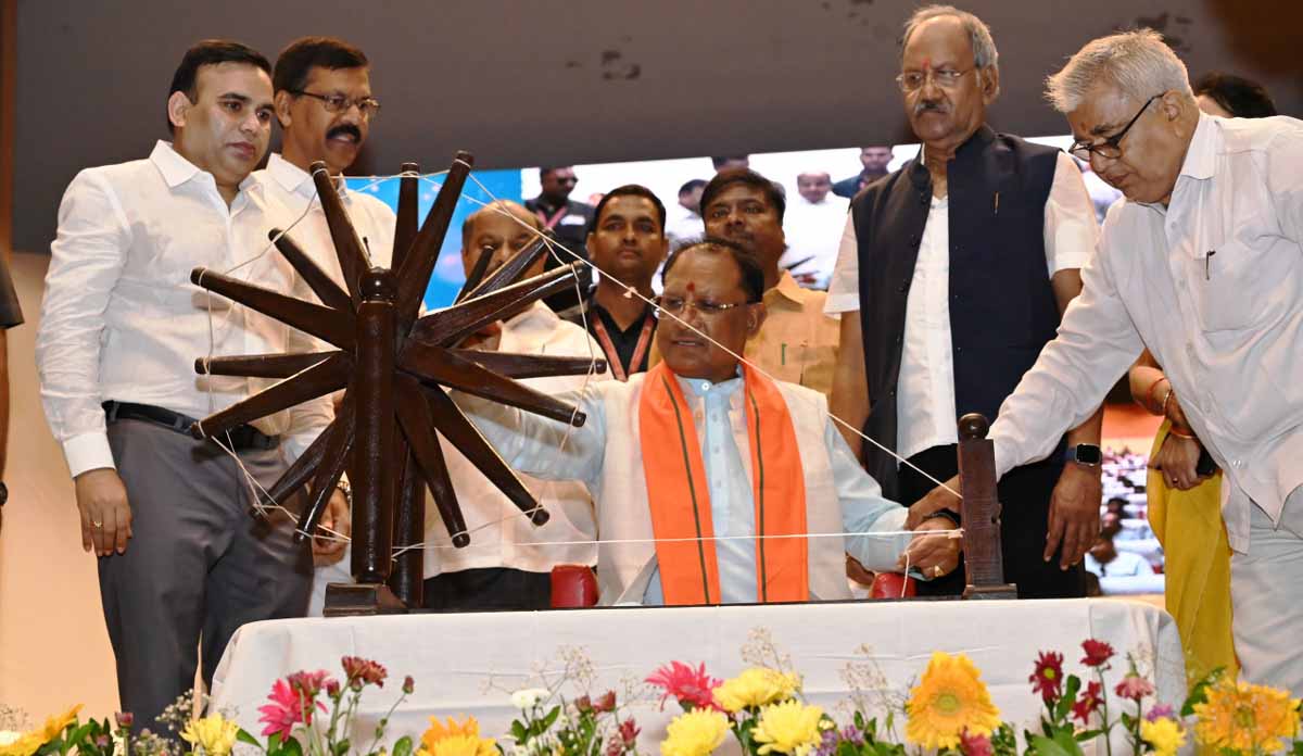 मुख्यमंत्री साय ने चलाया चरखा मुख्यमंत्री साय ने चलाया चरखा