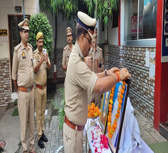 कानपर पुलिस उपायुक्त मध्य दिनेश त्रिपाठी महात्मा गांधी एवं लाल बहादुर शास्त्री के चित्र पर पुष्पार्चन करने का चित्र