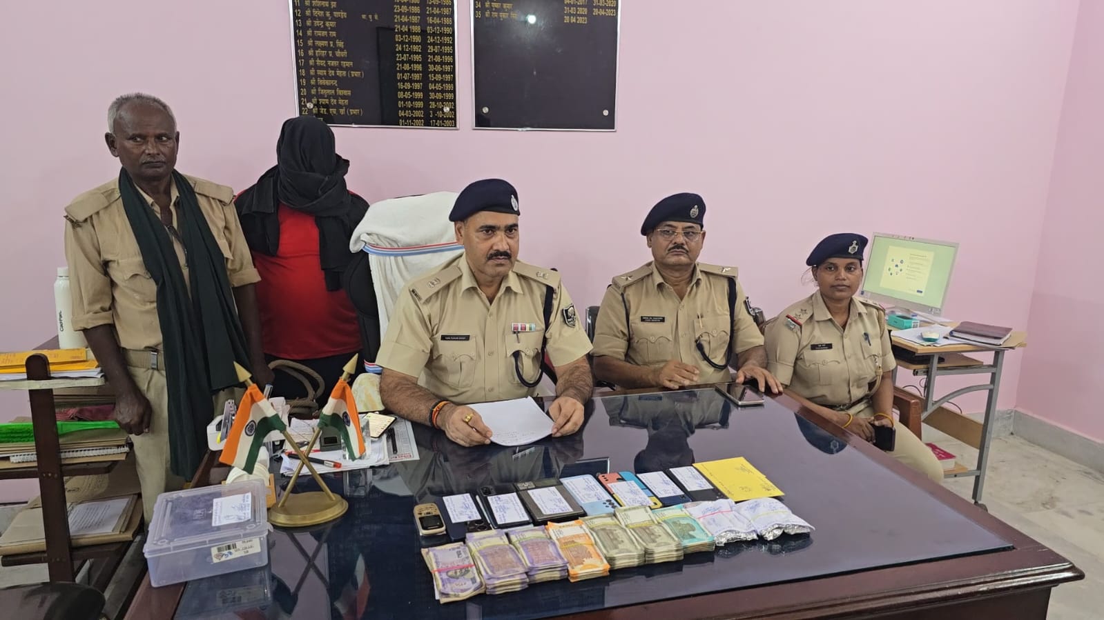 अररिया फोटो:एसडीपीओ रामपुकार सिंह प्रेस कांफ्रेंस में जानकारी देते अररिया फोटो:एसडीपीओ रामपुकार सिंह प्रेस कांफ्रेंस में जानकारी देते