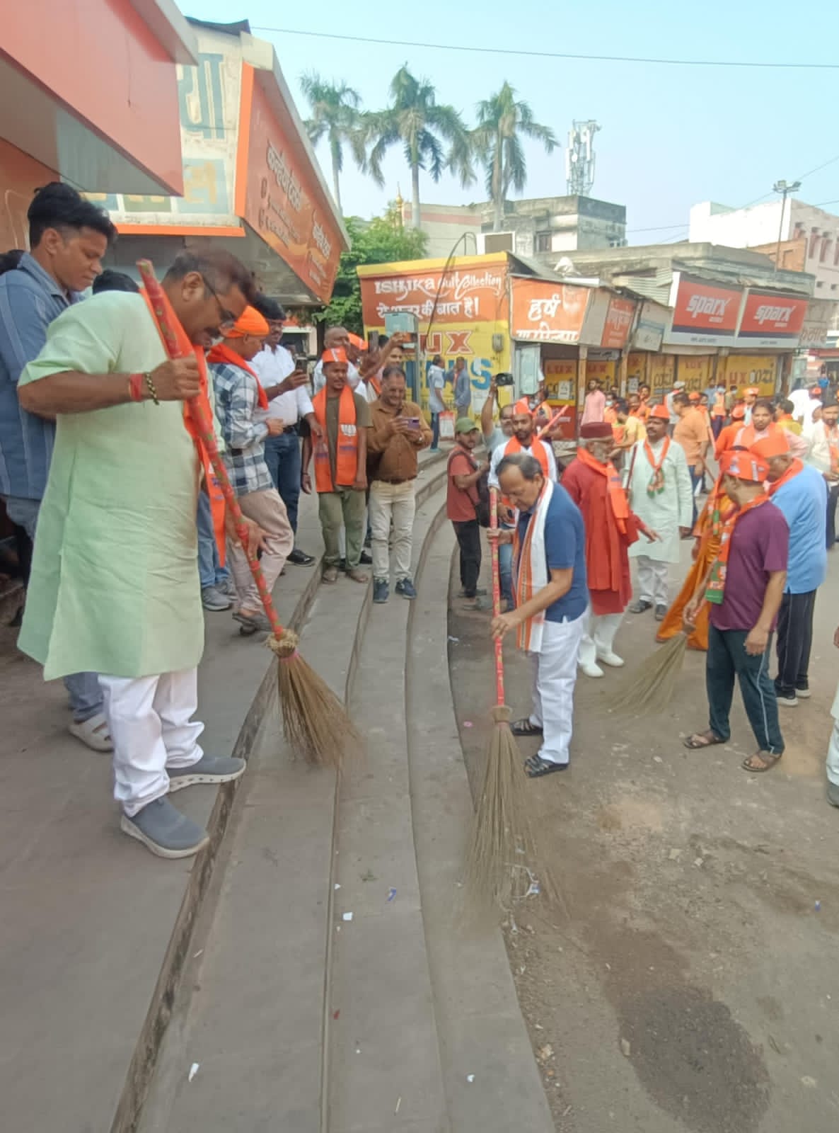 स्वच्छ भारत अभियान में श्रमदान करते भाजपा राष्ट्रीय महासचिव: फोटो बच्चा गुप्ता