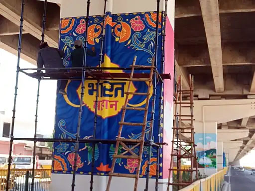 पिलरों पर बनाई जा रही अलग-अलग थीम पेंटिंग।