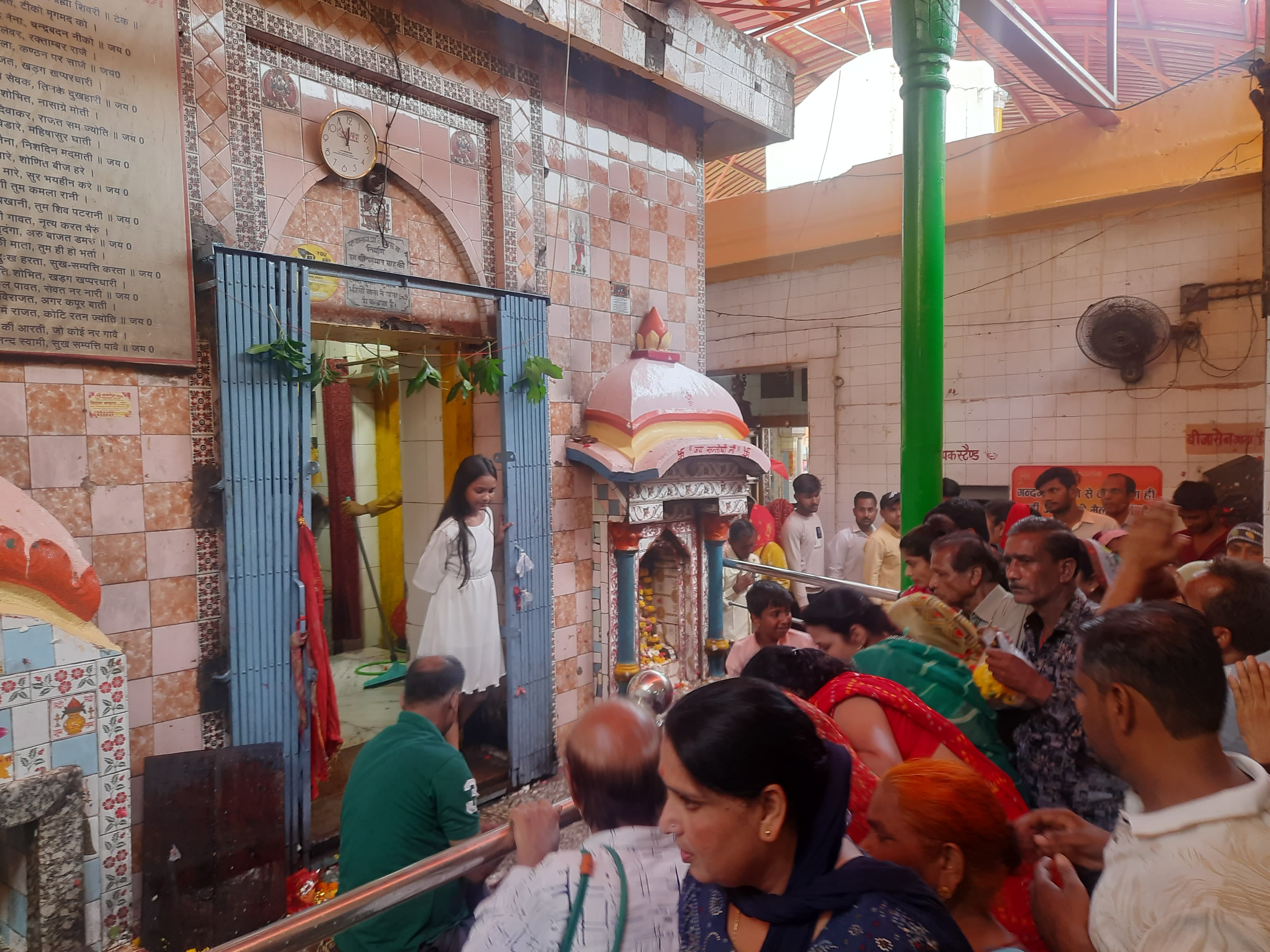 मंदिर में जल चढ़ाने उमड़े श्रद्धालु मंदिर में जल चढ़ाने उमड़े श्रद्धालु