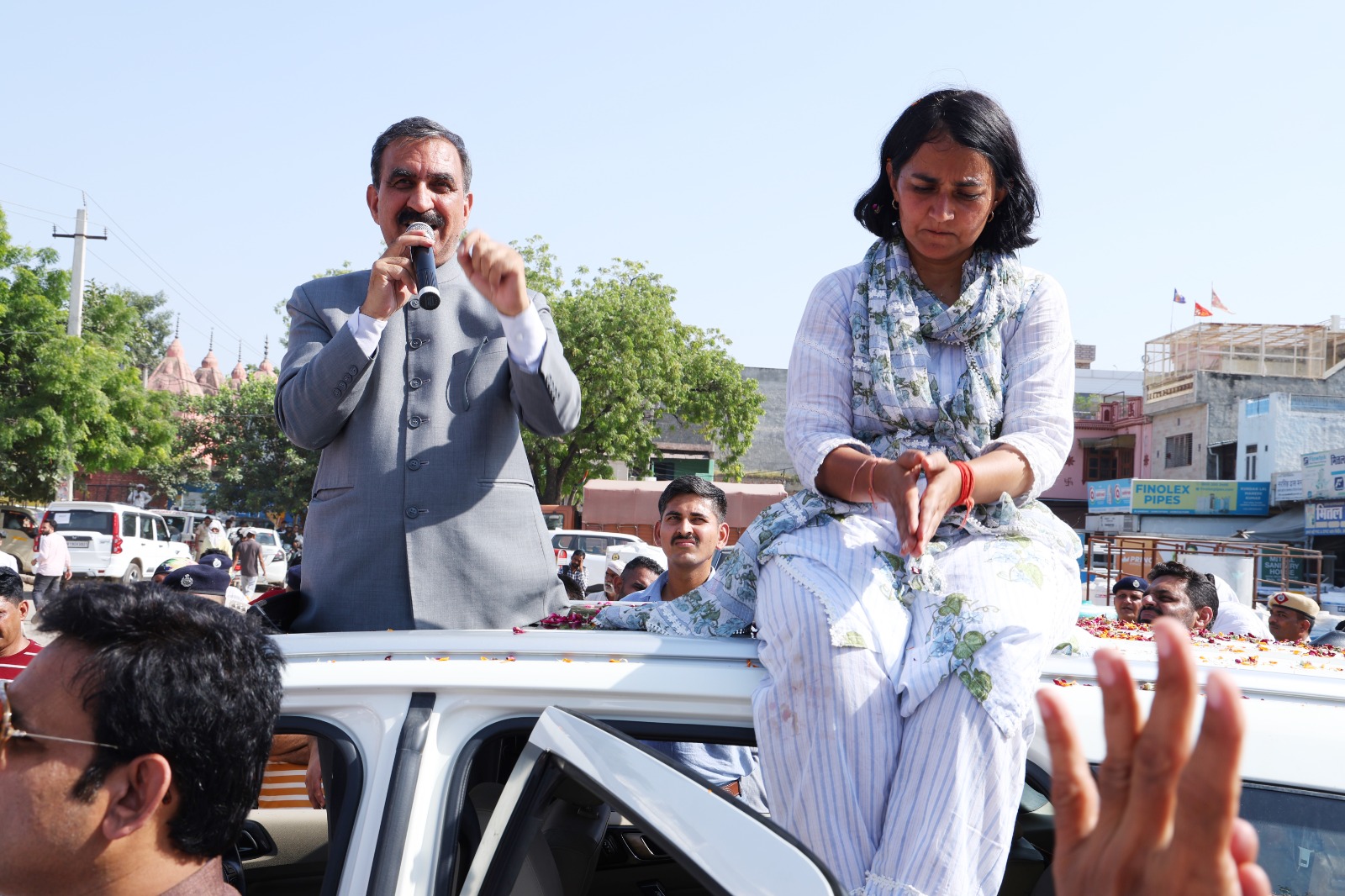हरियाणा के चरखी दादरी में चुनाव प्रचार करते हिमाचल प्रदेश के मुख्यमंत्री हरियाणा के चरखी दादरी में चुनाव प्रचार करते हिमाचल प्रदेश के मुख्यमंत्री