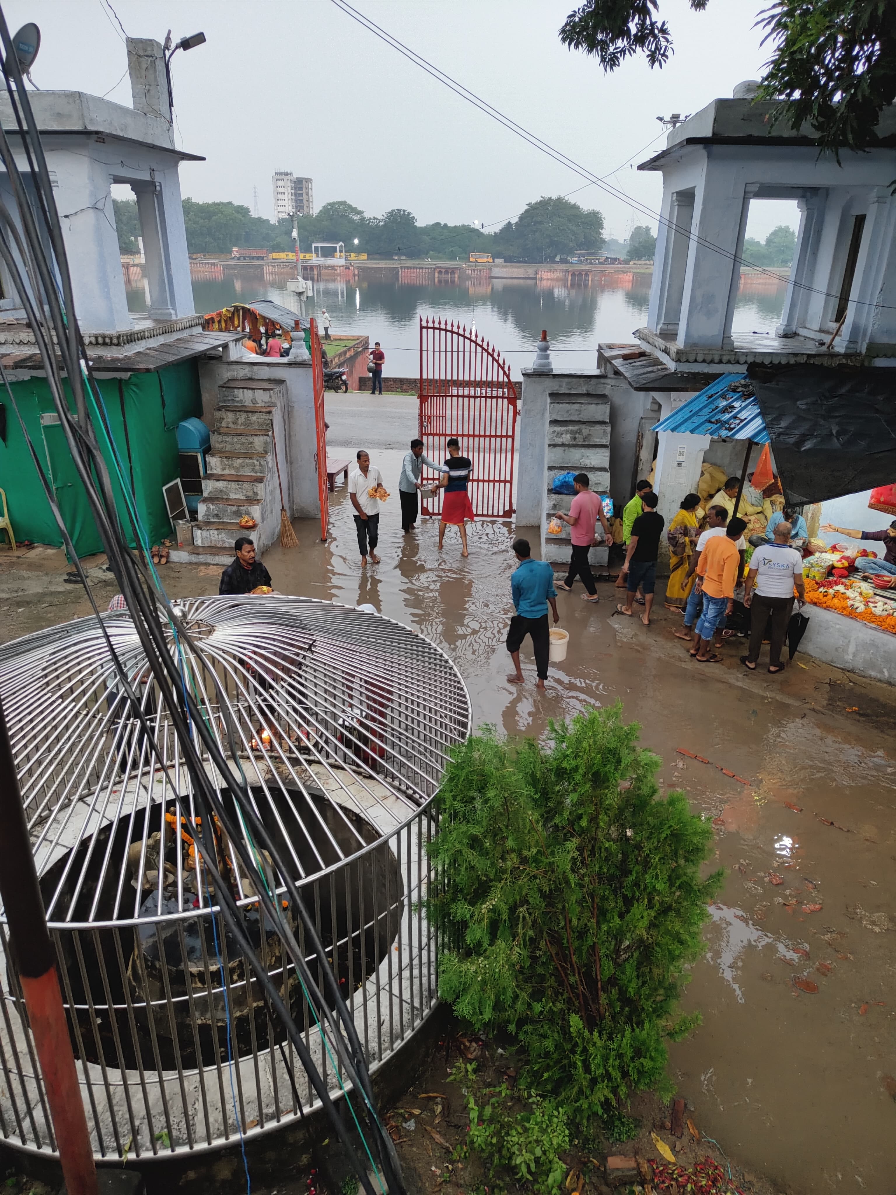 माता शैलपुत्री के दरबार में श्रद्धालु: फोटो बच्चा गुप्ता माता शैलपुत्री के दरबार में श्रद्धालु: फोटो बच्चा गुप्ता